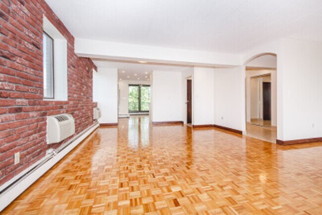 Photo - Cool, Unique, Modern and Spacious Brooklin... Apartment