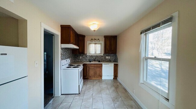 Foto del edificio - COMING SOON! Charming 2-Bedroom 1 Bathroom Home in Bellevue