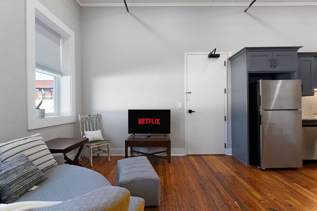 Foto del edificio - 10 W Main St