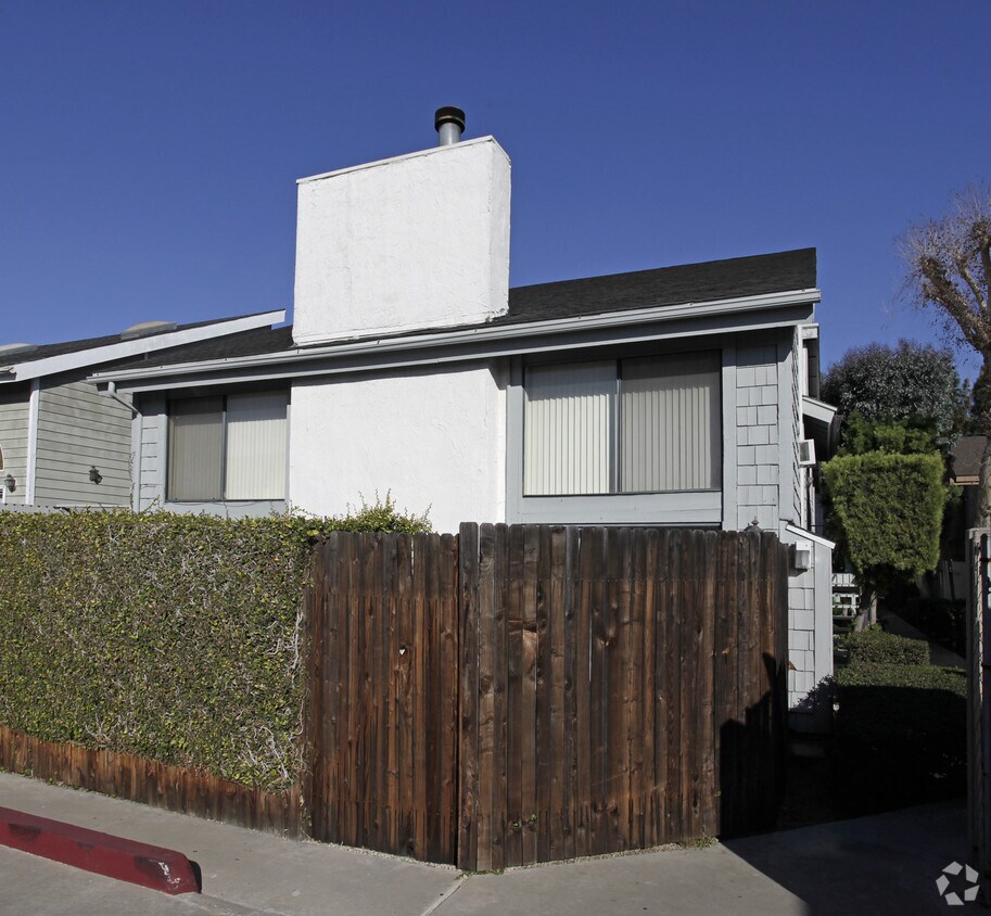Building Photo - 234 Avocado St
