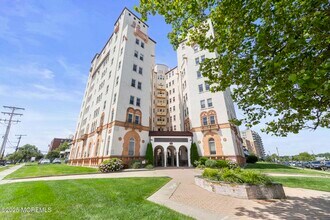 Building Photo - 400 Deal Lake Dr