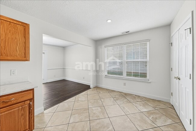 Building Photo - 10740 Glenluce Ave