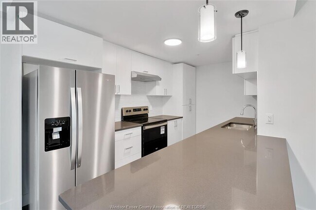 Photo du bâtiment - 2550 Sandwich W Pkwy