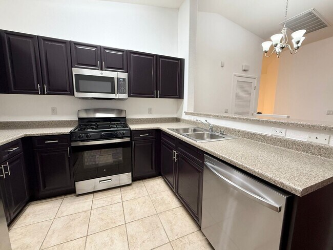 Building Photo - 2/BD 2/BA Bright & Airy Townhome with Gara...