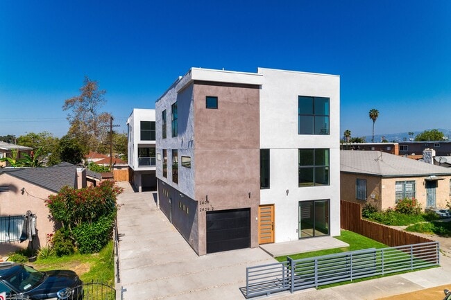 Building Photo - 2409 Carmona Ave
