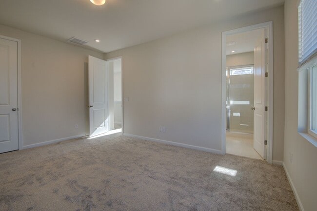 Building Photo - Modern Elegance: 3 Bed, 2.5 Bath Like-New ...