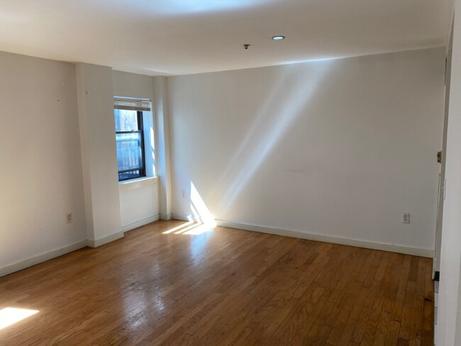 Building Photo - 534 Commonwealth Ave