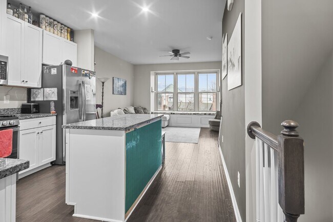 Foto del edificio - Elevated Old Town Ashburn Living: A Four-L...