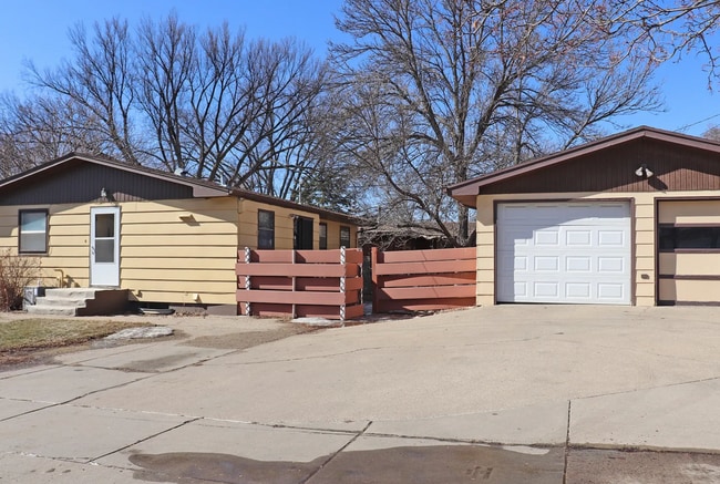 Building Photo - 4 bedroom 2 bathroom Single family home.