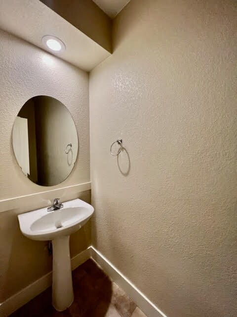 Main floor bath - 2037 Bear Creek Plz