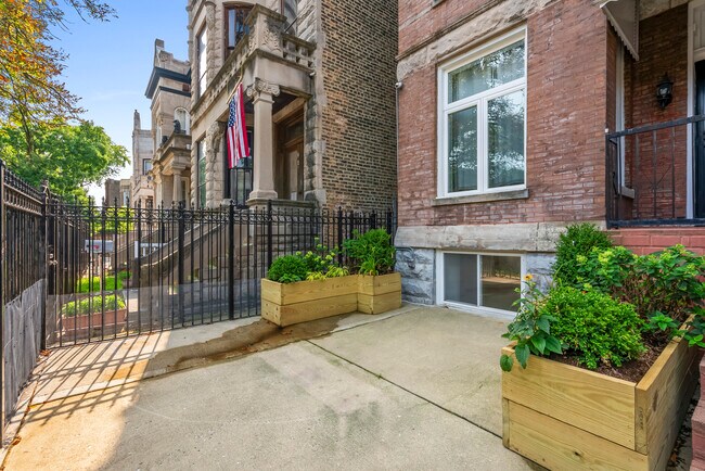 Front patio - 2647 W Evergreen Ave