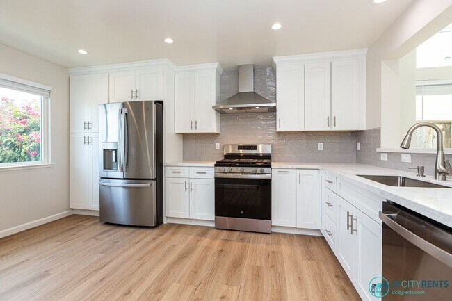 Foto del edificio - Pacifica: Newly Renovated Single Family Ho...