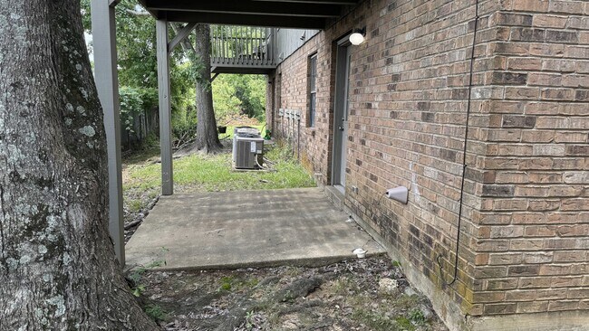 Foto del edificio - 819 Downing Pines Rd