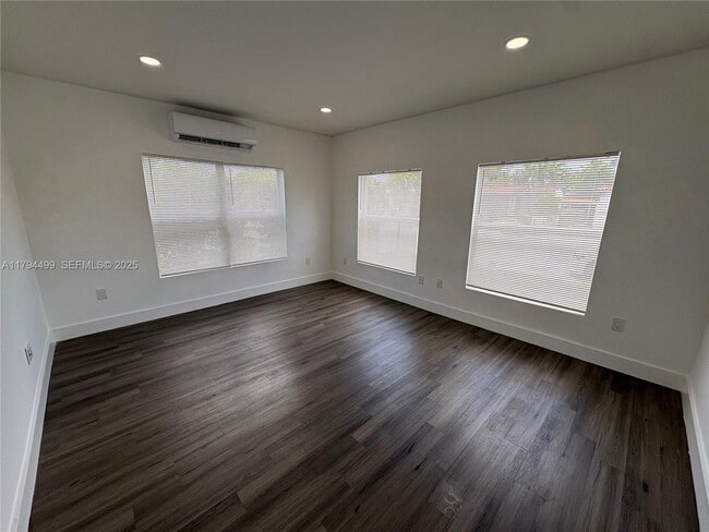 Building Photo - 3237 SW 4th St