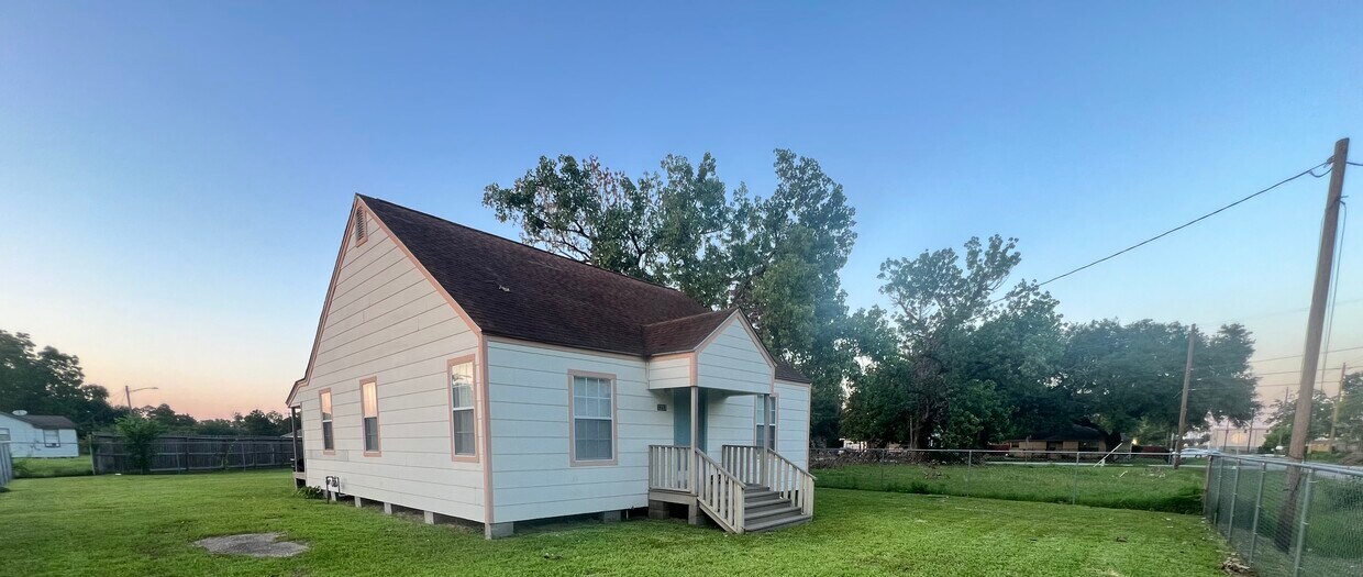 Foto principal - 7215 Apache St