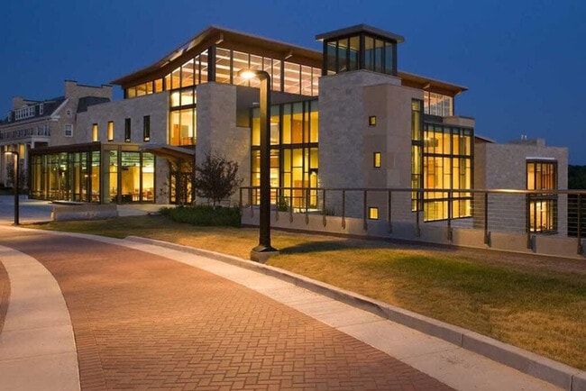 Building Photo - 826 E John St