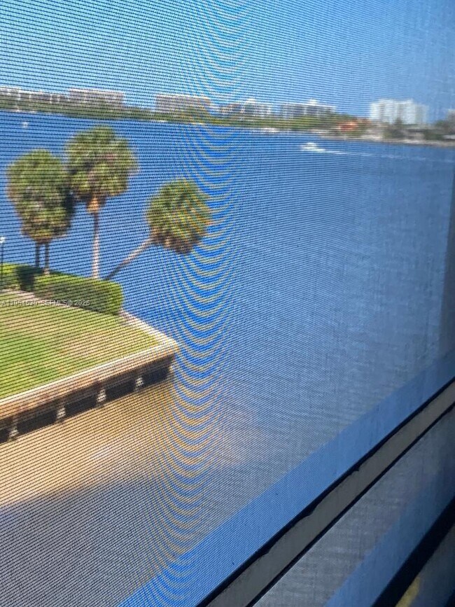 Foto del edificio - 100 Waterway Dr S