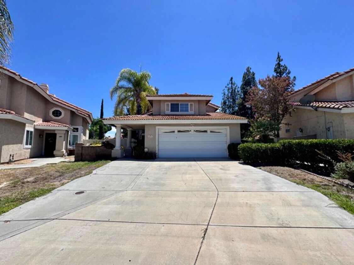 Foto principal - Spacious 4 Bedroom Home with Expansive Bac...