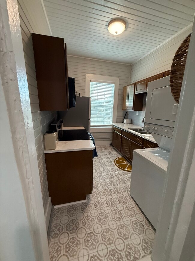 Kitchen ( washer & dryer) - 1511 Whitaker St