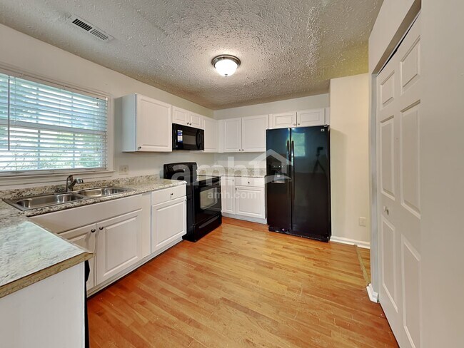 Foto del edificio - 210 Wood Valley Ct