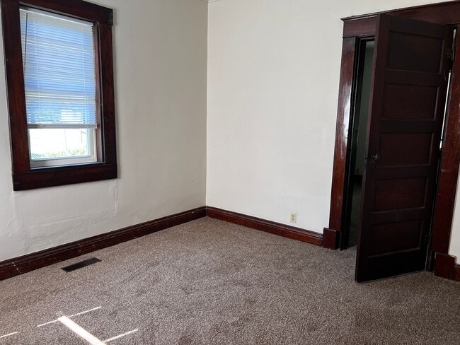Building Photo - 2 Bedroom on the Southside