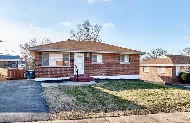 Foto del edificio - 9530 Cote Brilliante Ave