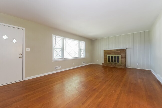 Building Photo - 3 Bedroom, 2 Bath Ranch in Raytown, MO!