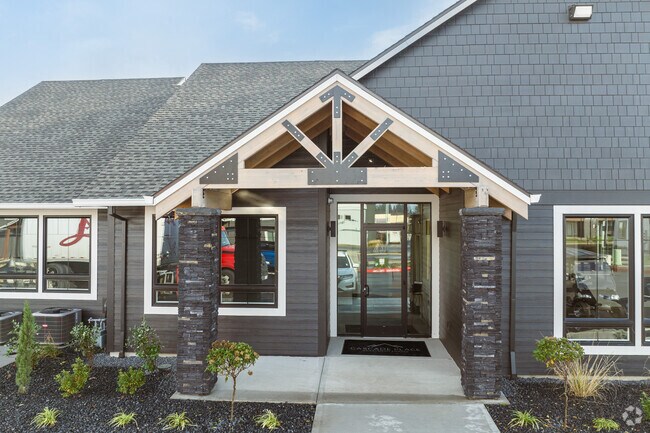 Entrada - Cascade Place Apartment Homes