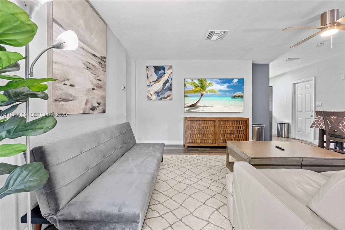 Building Photo - 1208 NE 5th Ave