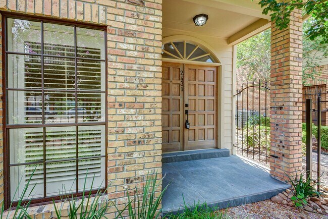 Building Photo - 3bed 3.5 bath Home