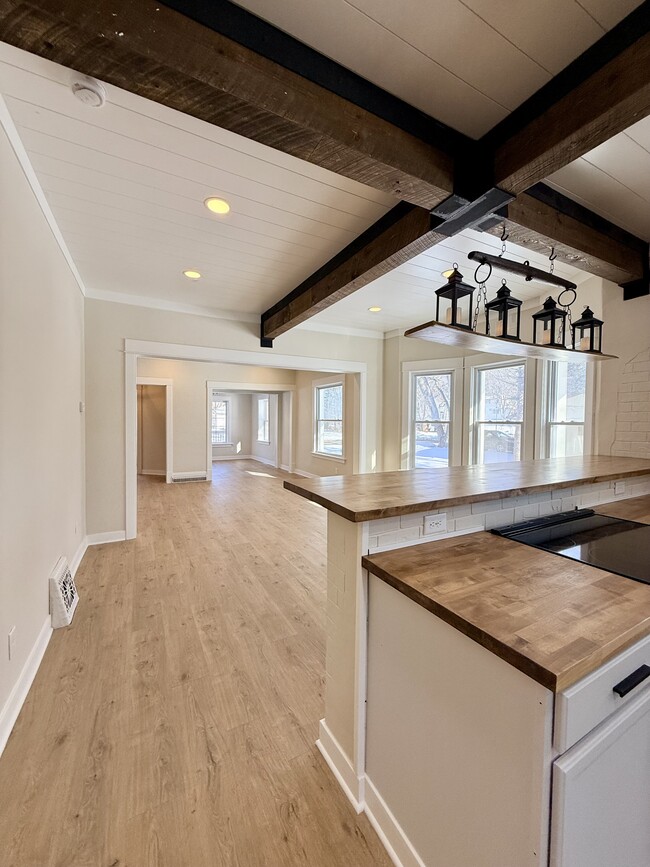 Building Photo - 553 Elm Ave E