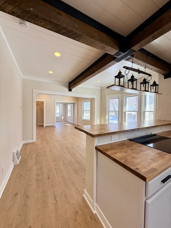 Foto del edificio - 553 Elm Ave E