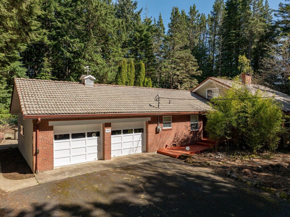 Primary Photo - Beautiful 4 Bedroom Home in Otter Rock!