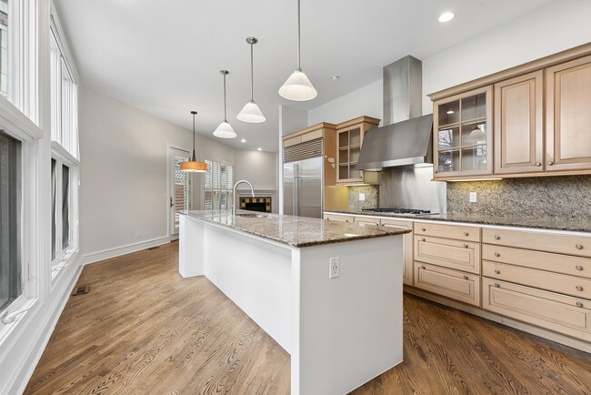 Building Photo - 400 Clayton St