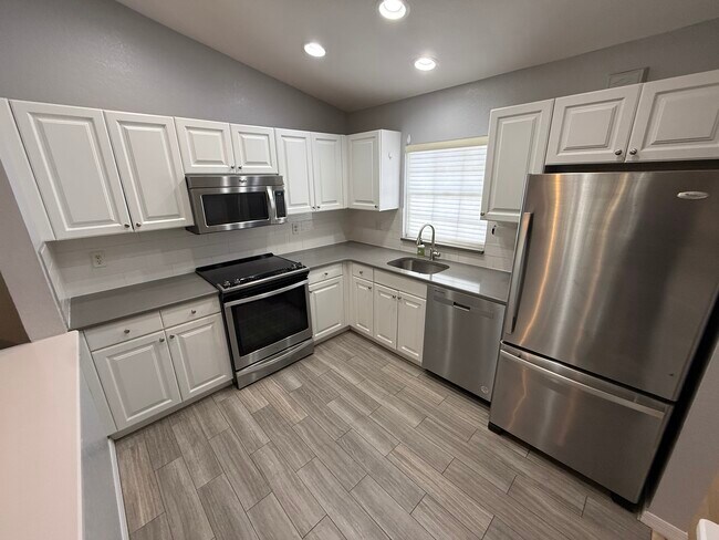 Foto del edificio - 8389 Wingate Dr