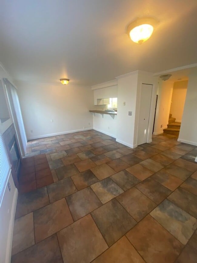 Building Photo - 2 Bed 1.5 Bath Corner Unit Townhome