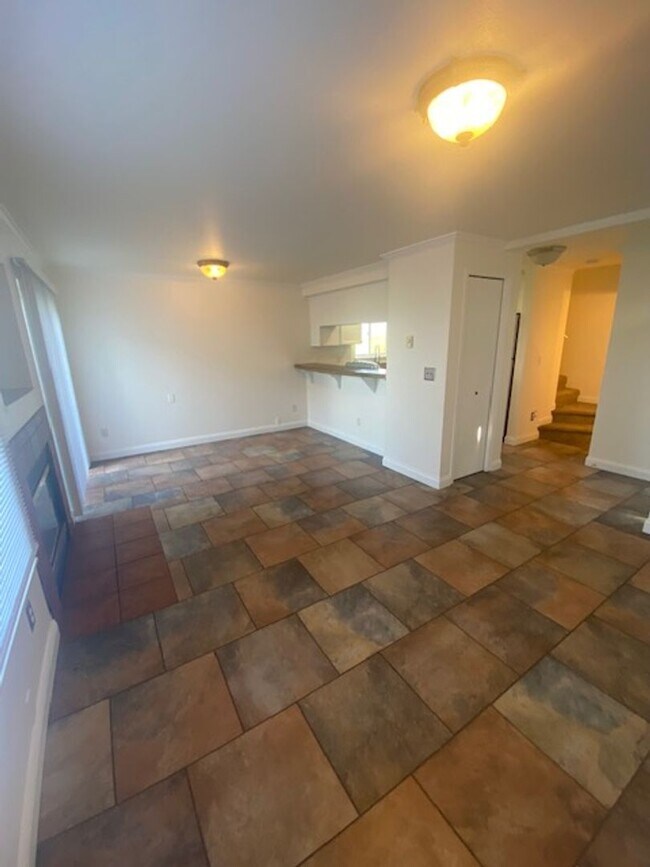 Foto del edificio - 2 Bed 1.5 Bath Corner Unit Townhome