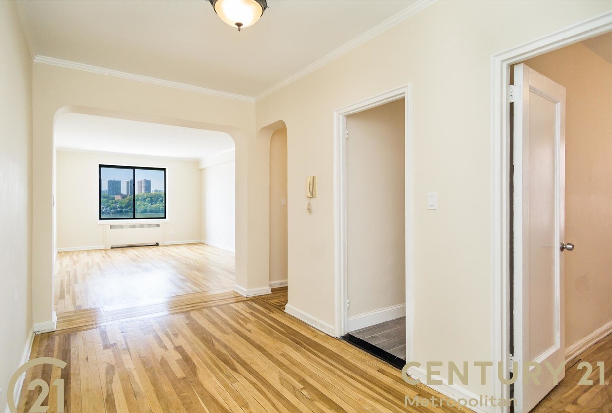 Foto principal - 159-00 Riverside Drive West