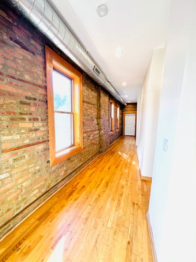 Building Photo - 1639 W 21st Pl