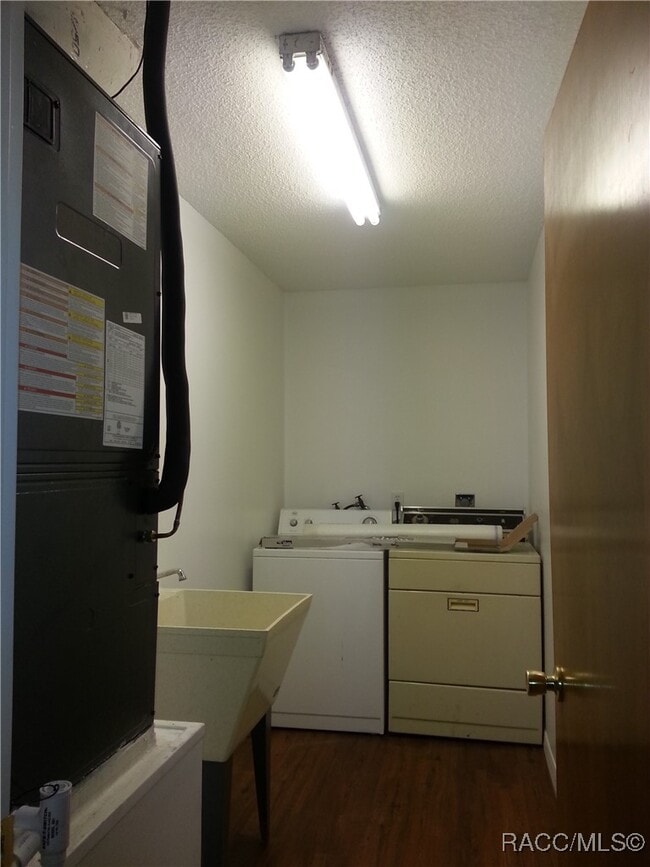 Building Photo - 100 E Knightsbridge Pl