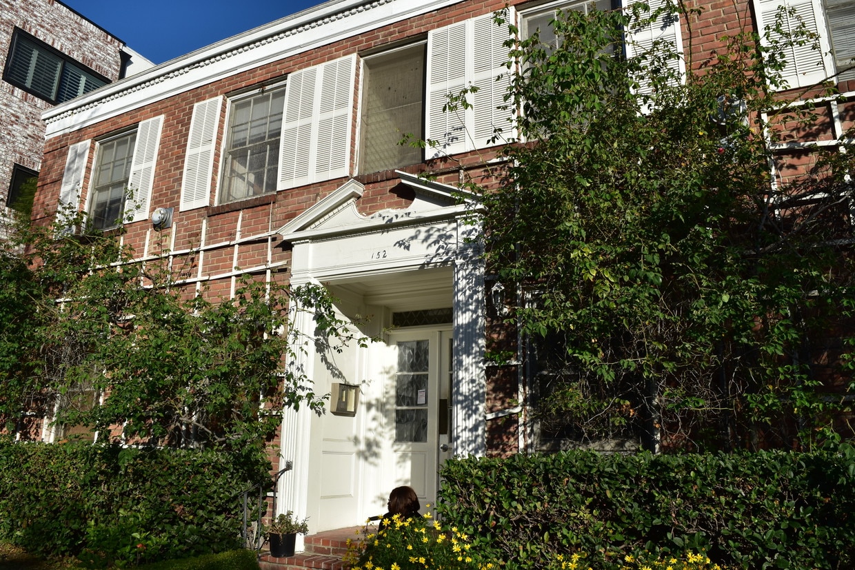Primary Photo - 152 S Reeves Dr