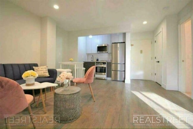Building Photo - Stunning NEW 1 BED in PLG!