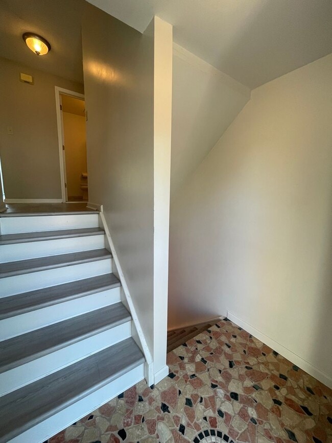 Building Photo - Baldwinsville Townhome - 2 Bedrooms 1.5 ba...