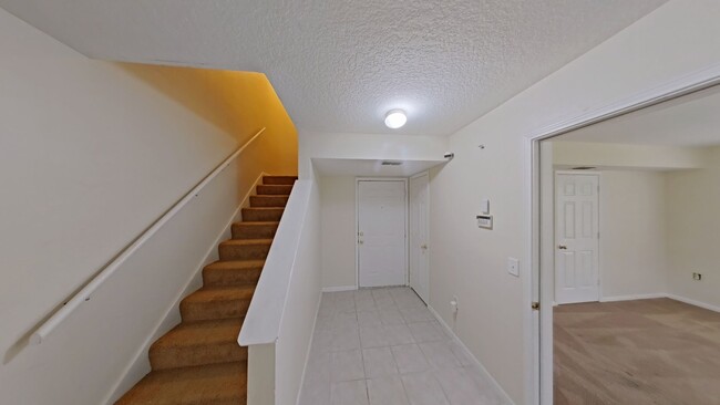 Building Photo - Spacious 4-Bedroom End-Unit Townhome in Ce...