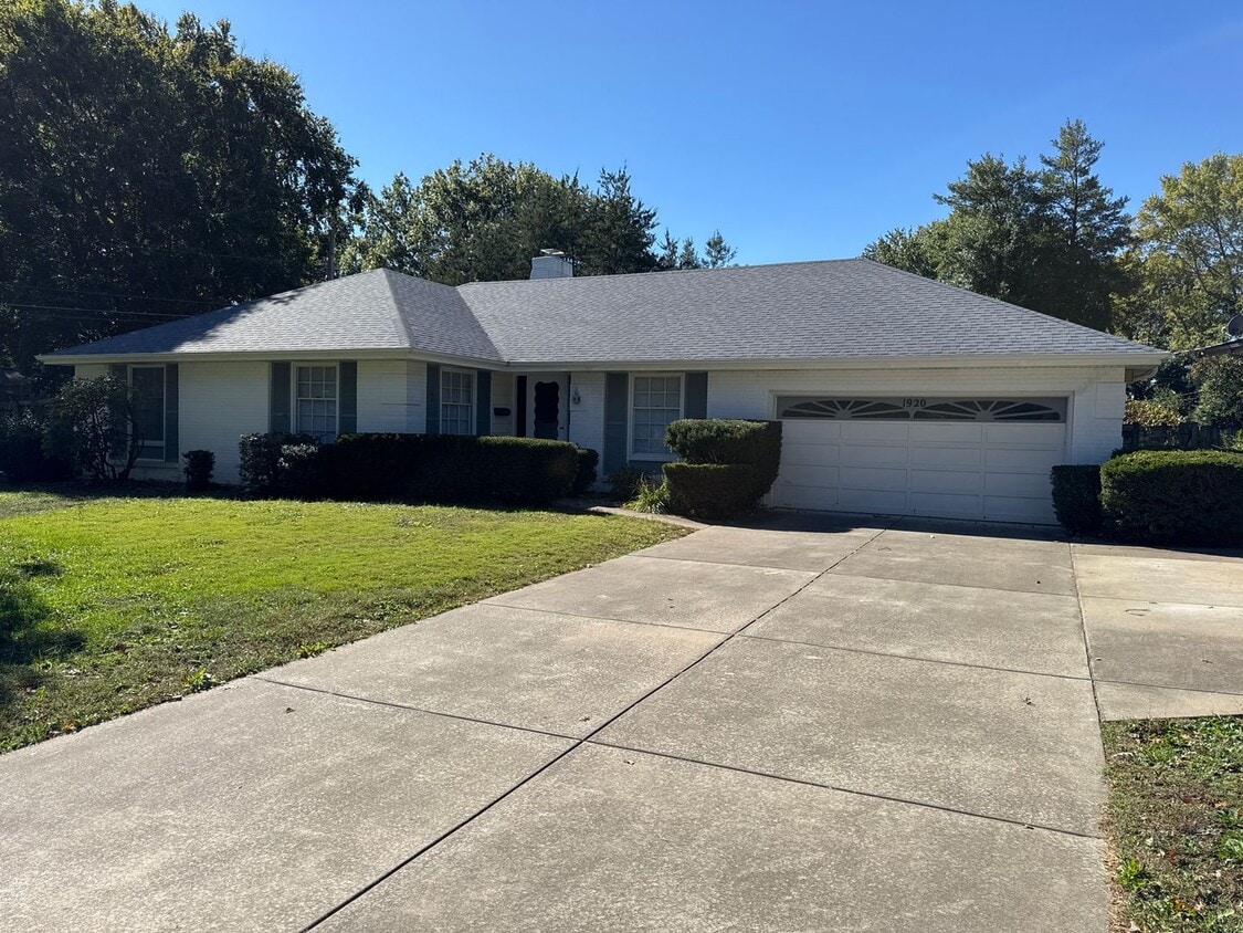 Primary Photo - 3 Bedroom 2 Bath 2 Car Garage! Southeast! ...