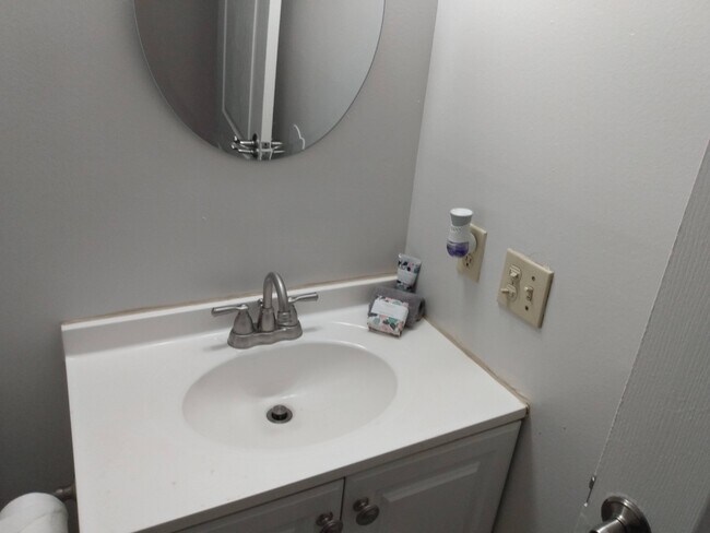 Building Photo - 6928 Ashbrook