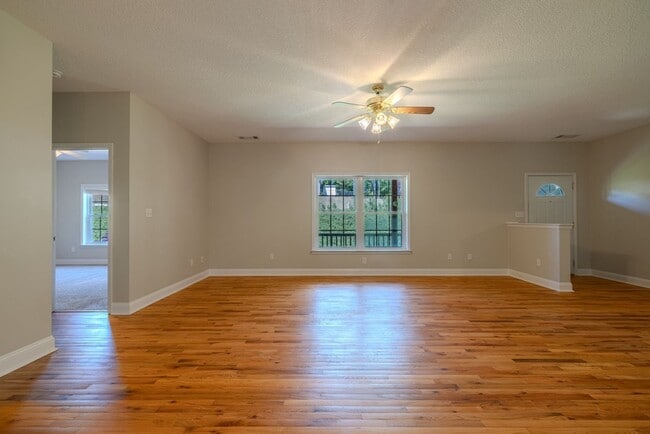 Building Photo - Beautiful 3 Bed/2 Bath Home in Seneca!