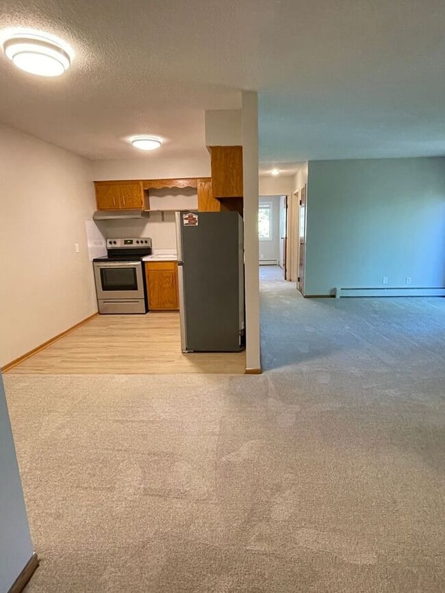 Building Photo - Main Floor, Excellent Condition, Video Wal...