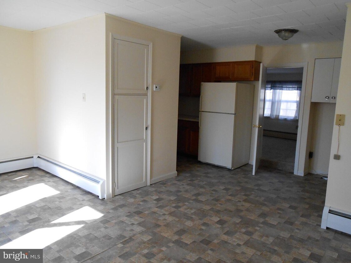 222 E High St Unit APT. A, Manheim, PA 17545 Room for Rent in Manheim