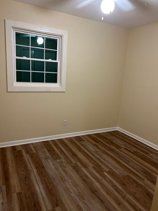 Building Photo - 4 bedroom and 2 bathroom